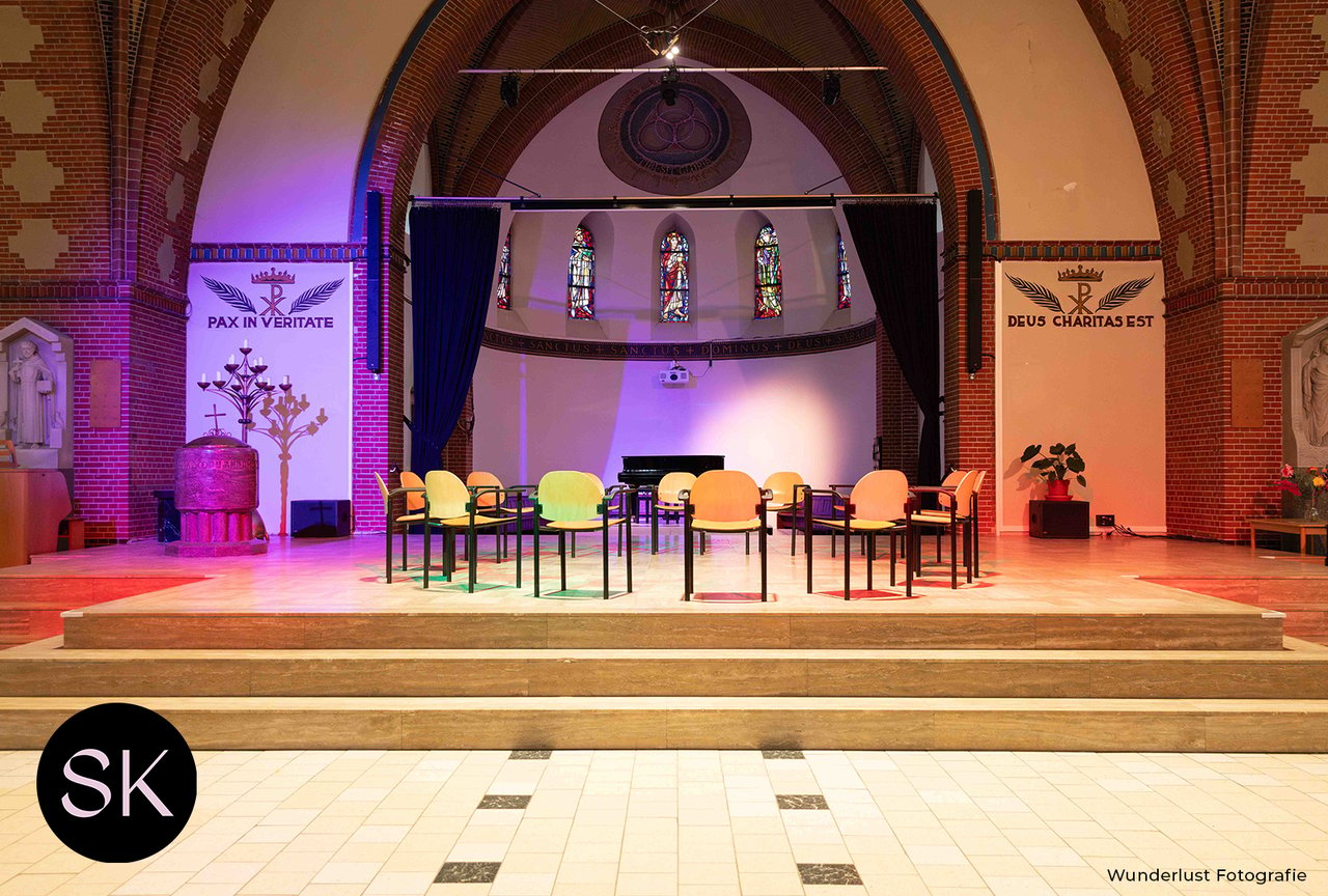 Stadsklooster grote zaal kring op het podium 1.png